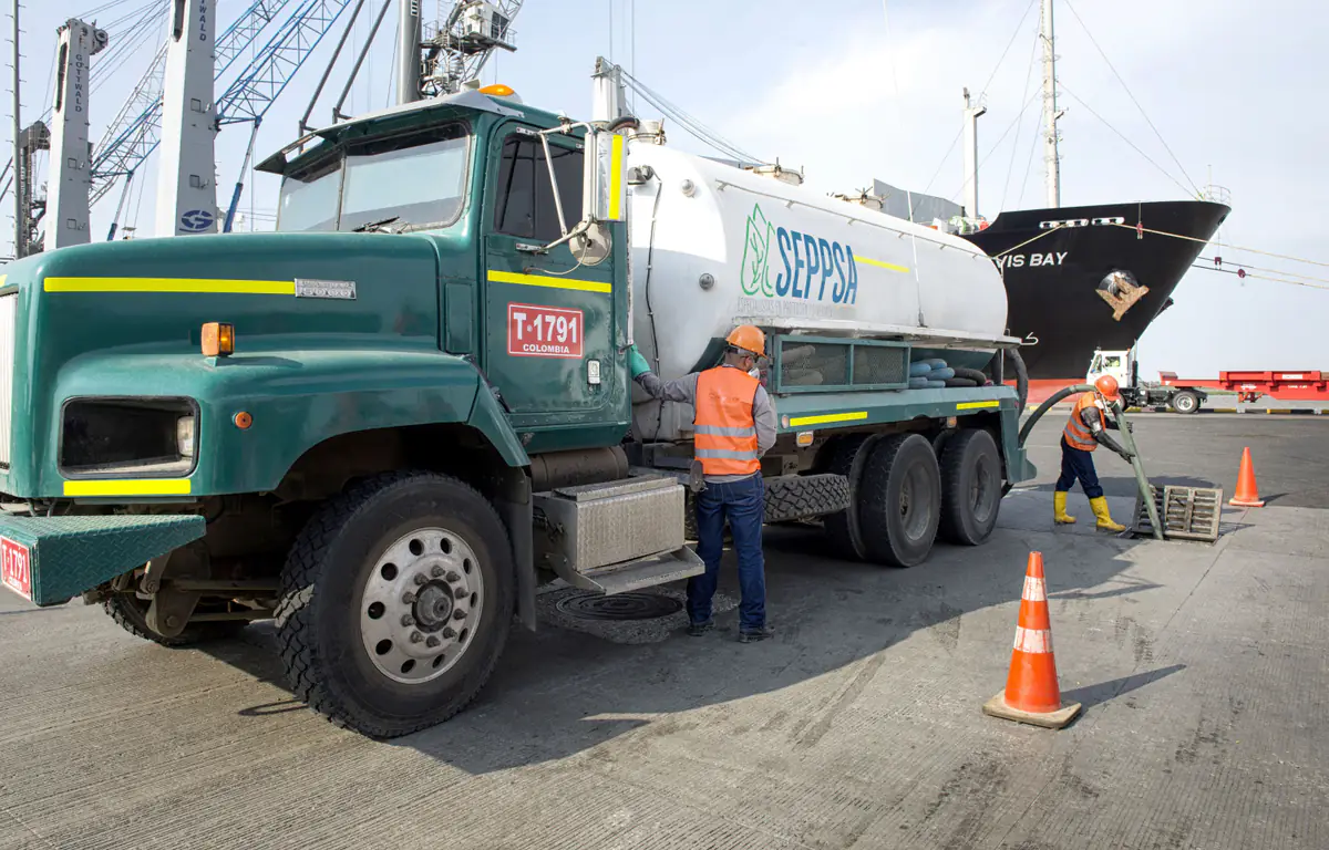 Camión vactor propio