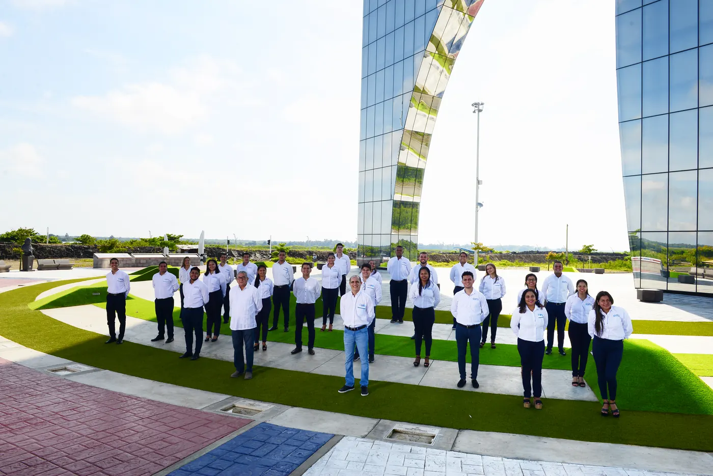 Equipo de SEPPSA frente a sus oficinas
