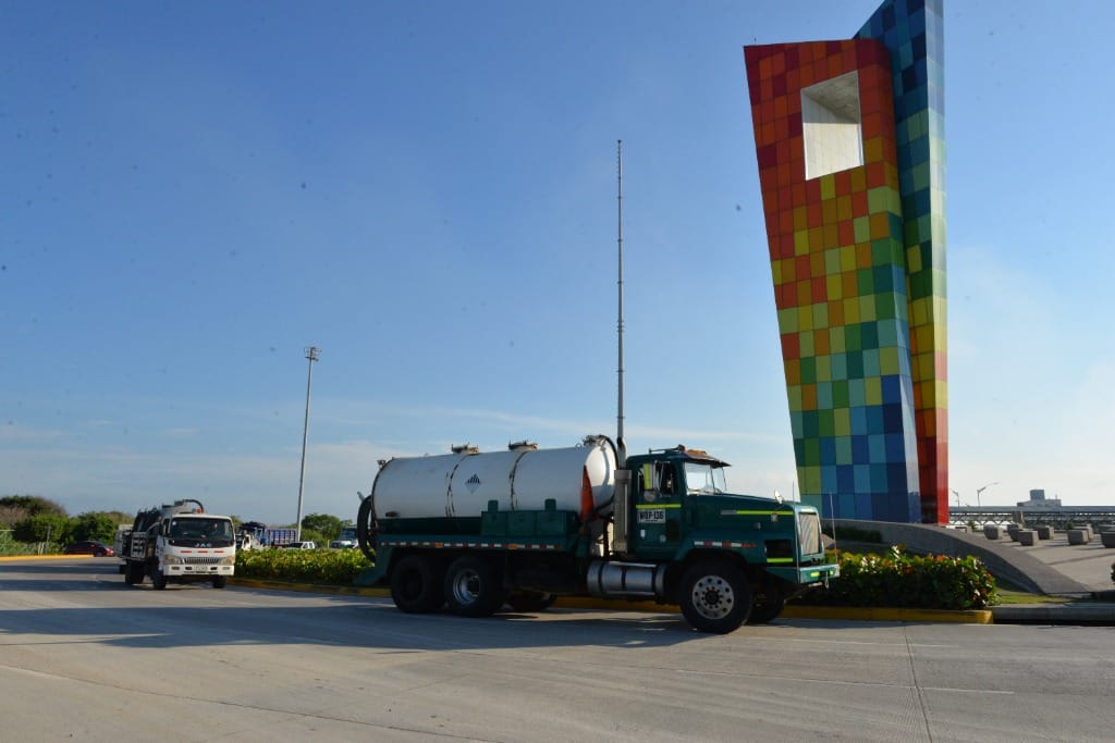 Camión vactor de SEPPSA frente a la Ventana al Mundo en Barranquilla