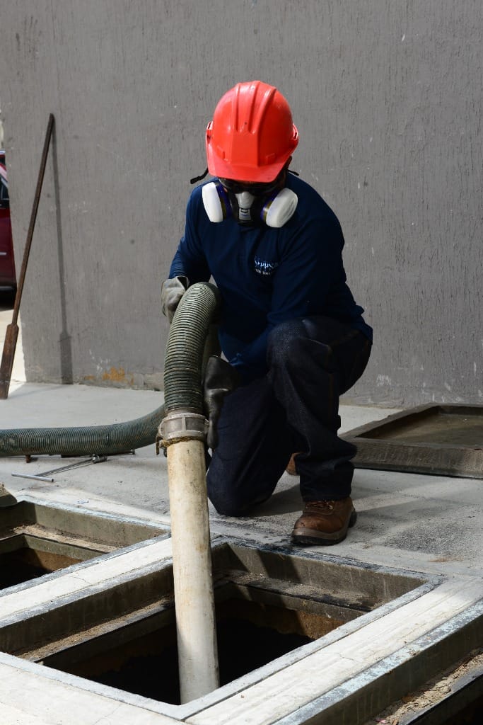 Técnico de SEPPSA realizando succión en una trampa de grasa o alcantarillado